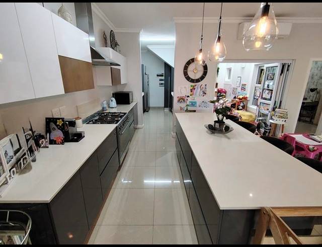 3 BEDROOM TOWNHOUSE FOR SALE IN LA LUCIA RIDGE